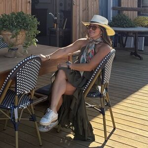 Meet your Posher, Claudia